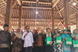 BPPMHKP Surabaya bagikan ratusan paket olahan ikan untuk warga