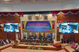 Empat pimpinan DPRD Riau resmi dilantik