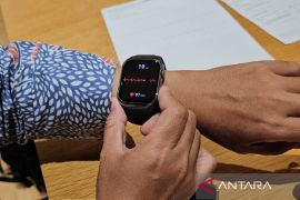 Cara menghubungkan smartwatch olahraga dengan aplikasi di handphone