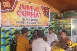 Jumat Curhat, Kapolsek Kempas jalin silaturahmi makan bareng tokoh Desa Pekan Tua
