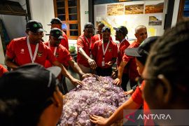 Kunjungan delegasi Afrika ke Museum Geologi