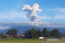 Gunung Marapi Sumbar erupsi 1.000 meter diiringi dentuman
