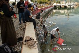 Aksi bersih Pantai Teluk Lalong di Banggai Page 1 Small