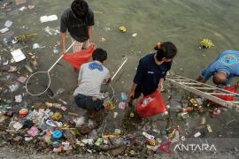 Aksi bersih Pantai Teluk Lalong di Banggai Page 4 Small