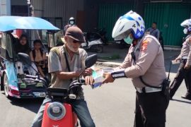 Polres Halmahera Utara  bagikan masker akibat debu vulkanik Gunung Dokuno