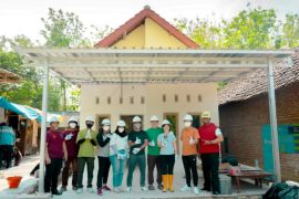 PT MIS bedah rumah warga kurang mampu di Gresik