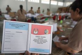 Sortir-lipat surat suara Pilkada Tulungagung