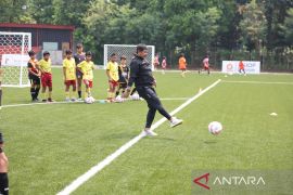 Sepak mula Indra Sjafri tandai dimulainya Mandiri Media Cup 2024