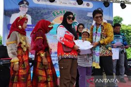 Pemkab Kotabaru panggang ikan satu ton di Pantai Teluk Tamiang