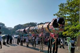 Pawai monster plastik di Pontianak ingatkan bahaya plastik sekali pakai