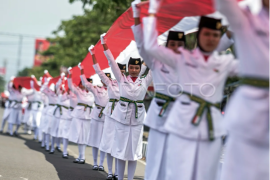 Pembentangan bendera Merah Putih seribu meter di Karanganyar Page 1 Small