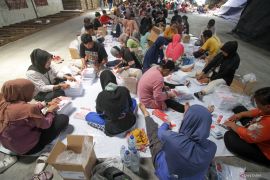 Sortir dan lipat surat suara Pilkada Sidoarjo