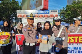 Polantas Pekanbaru bagikan brosur pilkada damai di Hari Bebas Kendaraan