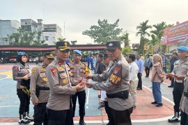 Polres Inhil bagikan buku saku netralitas Polri