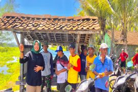 Rini Indriani: Mari ibu-ibu belajar membuat kerajinan enceng gondok