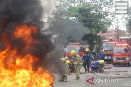 Melindungi penjinak "si jago merah" di Kota Seribu Sungai
