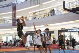 Serunya pertandingan bola basket di dalam mal