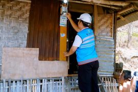PLN UIW NTB terangi mimpi warga kurang mampu di Hari Listrik Nasional ke-79