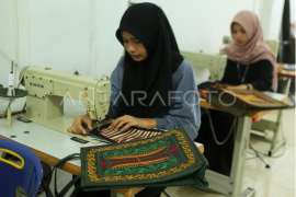 Produksi tas bordir khas Aceh Page 1 Small