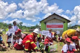 SKK Migas-KKKS Petrogas tanam 100 bibit pohon di SDN Babitro Sorong