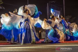 Festival Teluk Lalong di Banggai Page 2 Small