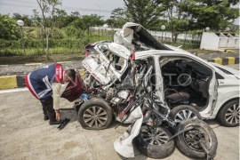 Kecelakaan kru TV One di Tol Pemalang Page 1 Small