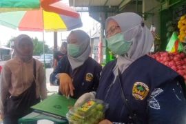 Dinas Ketahanan Pangan Madiun ambil sampel anggur Muscat pedagang buah