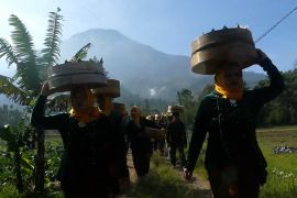 Mengikuti tradisi sedekah bumi yang digelar warga Desa Kledung