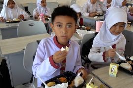 Polda Sumsel beri makan siang bergizi gratis ke SDN 145 Palembang