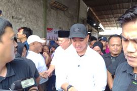 Ketum PSI bagi-bagi susu gratis di Tangerang