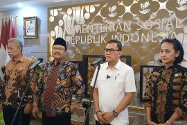 Mensos Gus Ipul pastikan korban letusan Gunung Lewotobi dapat bantuan layak