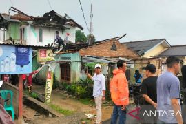 Puting beliung rusak puluhan rumah warga Pangkalpinang