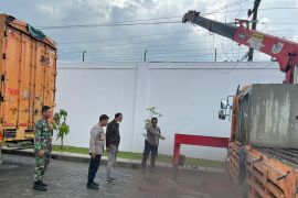 Dua pekerja pembuatan saluran air di Kudus meninggal akibat tersetrum listrik