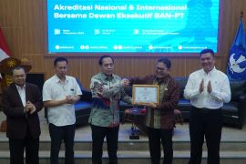 Dewan Eksekutif BAN PT serahkan sertifikat Akreditasi Unggul Untirta