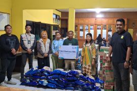 PLN salurkan bantuan 100 paket untuk korban cuaca ekstrem di Sidrap Sulsel