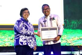 Pj Wako Payakumbuh terima penghargaan dari KLHK