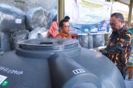 Pj Wako Suprayitno serahkan bantuan tangki septik untuk 400 rumah tangga