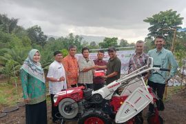PT Semen Padang dukung produktivitas petani Padayo dengan bantuan Hand Traktor