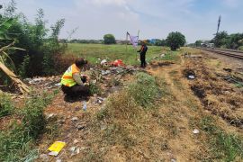 KAI Daop 8 imbau masyarakat tak buang dan bakar sampah di rel kereta