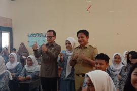 Wamendagri berikan KTP kepada siswa SMAN 1 Mataram jelang Pilkada serentak 2024