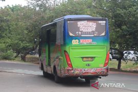KPU Kota Tangerang pasang stiker ajakan mencoblos di Bus Tayo