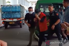 Kejaksaan Agung tahan tiga hakim PN Surabaya di tempat berbeda