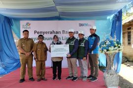 Warga tidak mampu di Tabalong terima bantuan sambung listrik gratis