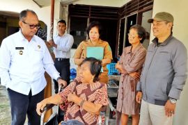 Pemkab Simalungun bantu kursi roda kepada warga yang sakit