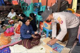 Ratusan paket bantuan korban erupsi gunung api  NTT disalurkan