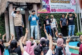 Pasangan Maidi-Panuntun gelar sapa warga sambil menangkap ikan