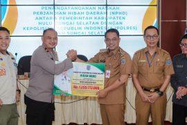 Pemkab HSS serahkan tambahan Rp1 miliar lebih hibah pengamanan pilkada