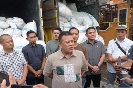 Polri sita 200 "ballpres" barang bekas ilegal di Tiban