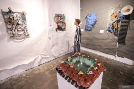 Pameran kolase eksperimental Ndolek Nemplek