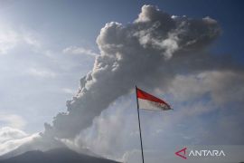Gunung Lewotobi Laki-laki kembali erupsi setinggi 5.000 meter